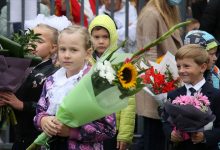 Фото - «Указывать можно мужу дома». Петербургские родители спорят, стоит ли дарить учителям цветы на 1 сентября