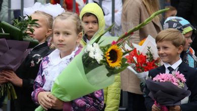 Фото - «Указывать можно мужу дома». Петербургские родители спорят, стоит ли дарить учителям цветы на 1 сентября